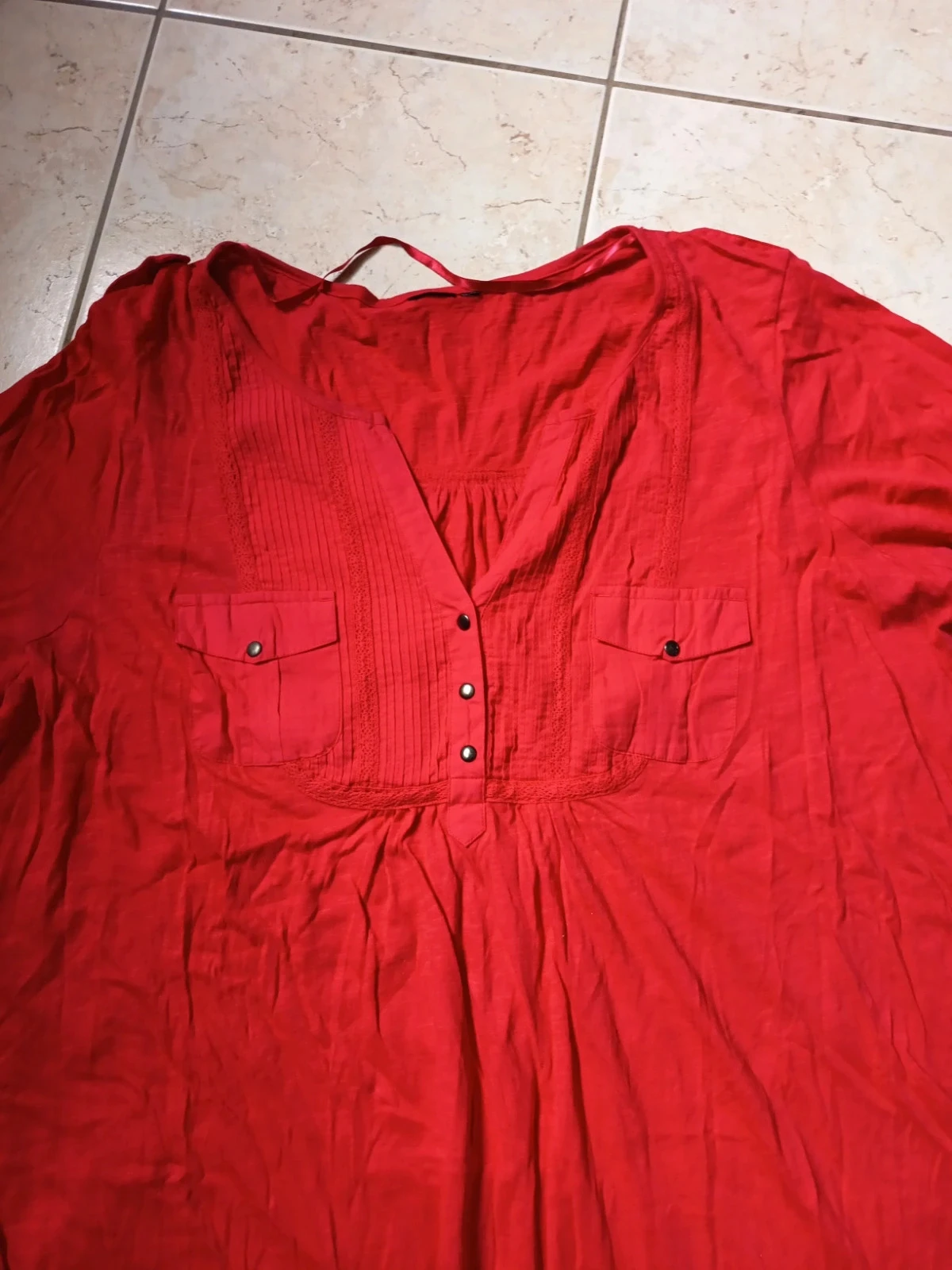 Blusa roja con cuello en V – photo 2